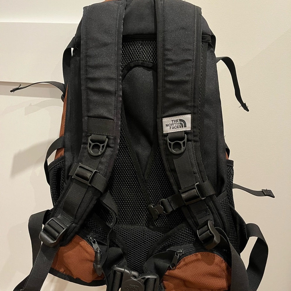 The North Face Recon 30 Black and Brown Backpack - Picture 2 of 3